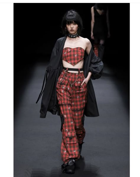 Casual Runway Outfits, Streetwear Runway Fashion, Punk Fashion Runway, Plaid Pants Outfit Grunge, Runway Outfits, Look Retro, Estilo Punk, Alt Fashion, Kpop Fashion Outfits