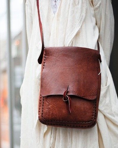 simple Leather Handbags Diy, Simple Leather Bag, Hand Made Bag, Leather Goodies, Mobile Bag, Leather Bag Design, Diy Leather Bag, Diy Bags Purses, Leather Scraps