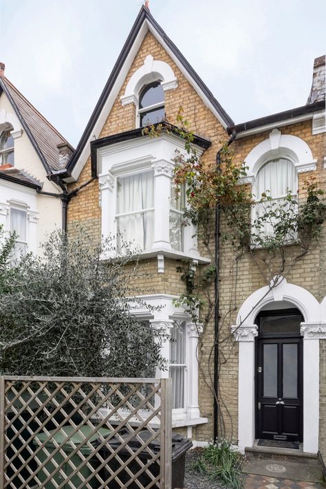 Victorian House Uk, London Homes Interior, Victorian House London, Fence Paint Colours, Terrace Extension, Victoria Terrace, Victorian Flat, Side Return Extension, Period Home