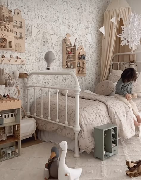 Maileg Inspired Bedroom, Maileg Inspired Nursery, Vintage Toddler Rooms, Girls Bedroom Vintage, Vintage Girls Rooms, Vintage Kids Room, Small Kids Room, Kids Bedroom Inspiration, Nursery Room Design