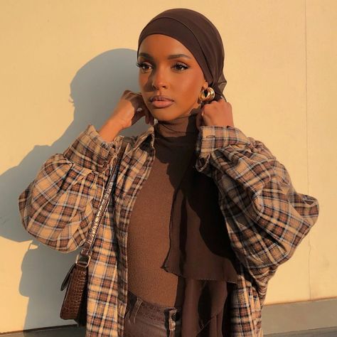 Modest Outfits Aesthetic, Hijabi Casual Outfits, Hijab Turban Style, Flannel Outfit, Hair Covering, Hijabi Fits, Street Hijab Fashion, Flannel Outfits, Mode Turban