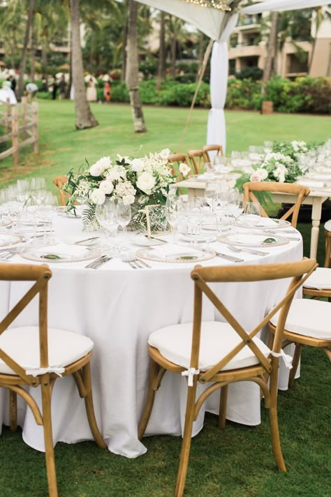 Wedding Reception Table Setting Ideas, Round Table Settings, Round Wedding Tables, White Round Tables, Table Photography, Reception Table Settings, Round Table Decor, Low Centerpieces, Wedding Tablescape