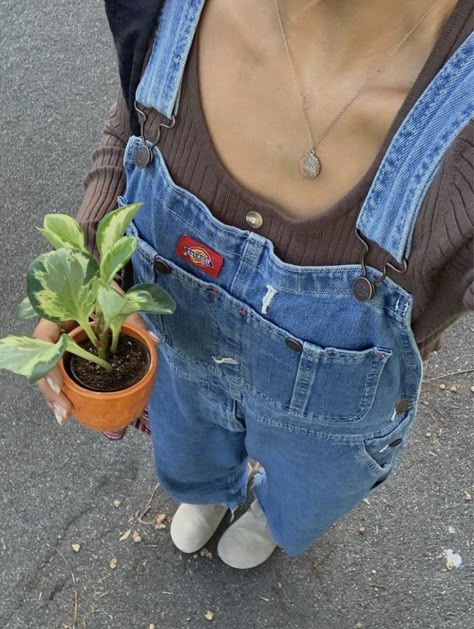 Granola Summer Outfits, Overalls Outfit, Skandinavian Fashion, Looks Party, Mode Inspo, Denim Overalls, Dream Clothes, Look Cool, Cute Casual Outfits