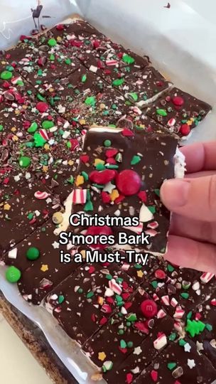 Christmas Smores Bark Recipe, Smores Candy Bark, Christmas Bark Recipes Smores, S’mores Christmas Bark, Smores Christmas Bark, Christmas Bark Recipes Graham Crackers, Christmas Smores Bark, Smores Bark Recipe, Christmas Smores Bar