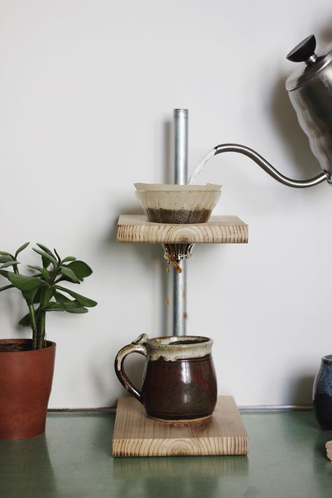 DIY Pour Over Coffee Stand @themerrythought Hantverk Diy, Coffee Stand, Coffee Hacks, Coffee Stands, Diy Father's Day Gifts, Coffee Brewer, God Mat, Father's Day Diy, Coffee Filters