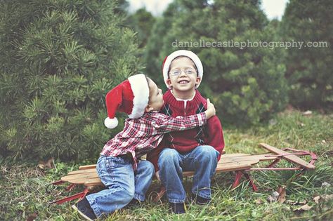 Christmas Tree Farm Pictures, Christmas Tree Farm Mini Session, Christmas Mini Session Ideas, Tree Farm Pictures, Christmas Photoshoot Kids, Outdoor Christmas Photos, Tree Farm Photo Shoot, Christmas Tree Farm Photos, Family Holiday Pictures