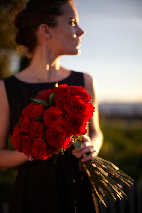 Do you have questions about women's taste when it comes to flowers? Ode à la Rose has the answers! Red Rose Bouquet, Bridal Photoshoot, Flowers For You, Photoshoot Concept, Girly Pictures, Flower Beauty, Rose Bouquet, Flowers Photography, Beautiful Eyes