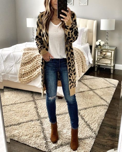 IG: @mrscasual | Leopard cardigan, white tee, jeans, leopard cardigan, & brown booties. Nordstrom Anniversary Sale: My Purchases Basic Fashion, Leopard Cardigan, Mode Boho, Mode Casual, Cardigan Outfits, Cute Fall Outfits, Casual Fall Outfits, Fall Winter Outfits, Outfits Casuales