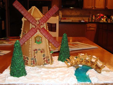 Windmill Gingerbread Windmill, Gingerbread House Pictures, Gingerbread Inspiration, Homemade Gingerbread House, Cracker House, Gingerbread Ideas, Homemade Gingerbread, Christmas Festivities, Gingerbread Houses