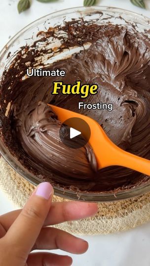 Kolkata Food, Buttercream Recipes, American Buttercream, Gooey Bars, Baking Skills, Chocolate Fudge Frosting, Fudge Frosting, Icing Frosting, This Heat