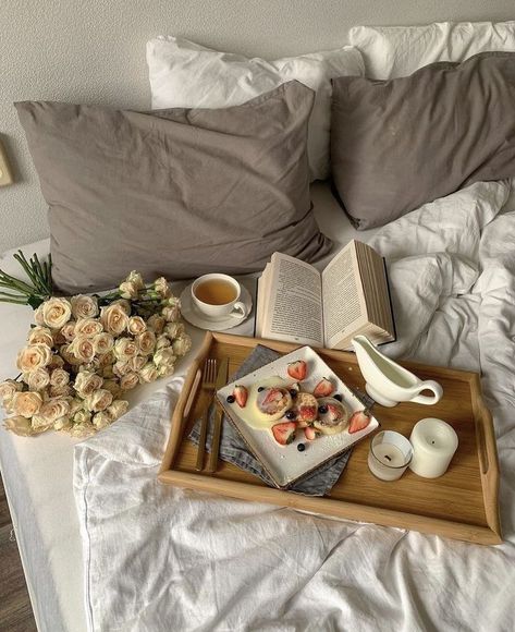 Living Space Decor, Instagram Feed Ideas, Breakfast In Bed, Perfect Life, Cozy Space, Instagram Foto, Inspired Homes, Pretty Pictures, Kotatsu Table