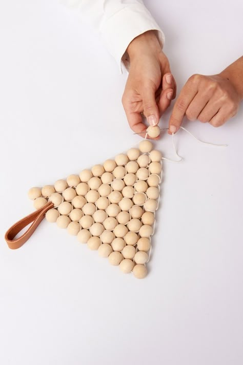 Wooden Bead Coaster, Wooden Bead Trivet Diy, Wooden Balls Crafts, Wooden Bead Trivet, Wooden Beads Home Decor Ideas, Wooden Bead Projects, Wooden Bead Decor, Decorating With Wooden Beads, Wooden Ball Crafts