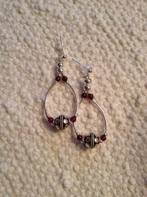 Silver and garnet earrings. Curved Tube Bead Jewelry, Bling Design, Beaded Earrings Diy, Earring Inspiration, Beaded Jewels, 2 Earrings, Wire Work Jewelry, Jewelry Design Earrings, Earrings Inspiration