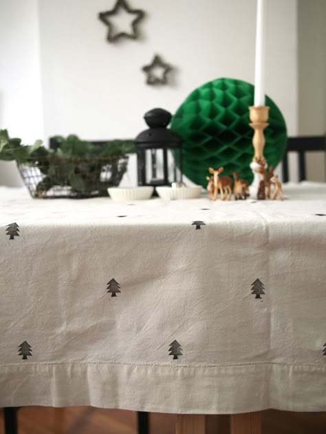 Embroidered Christmas Tablecloth, Diy Tablecloth, Cushion Embroidery, Diy Embroidery Designs, Christmas Linen, Cottage Christmas, Christmas Table Cloth, Christmas Stamps, Machine Embroidery Patterns