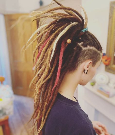 Dreadlocks Mohawk, Dread Hawk Women, Mohawk Dreads Women, Dreads Undercut, Undercut With Dreads, Undercut Dreadlocks Women, Dreadlocks With Undercut, Mohawk Dreadlocks Women, Dread Mohawk