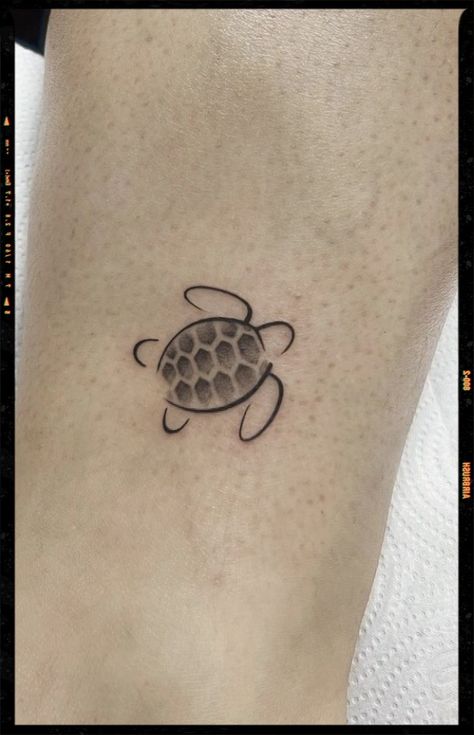 mini  tattoo Turtle Tattoo Minimalist, Mini Turtle Tattoo, Tortoise Tattoo, Kind Tattoo, Mini Turtle, Turtle Tattoo Designs, App Filter, Mini Turtles, Mom Tattoo