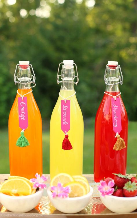 Set up an Iced Tea Bar for entertaining at home. Display juice in flip top bottles with fruit garnishes and diy name tags. Late Summer Dinner Party, Tea Bar Ideas, Iced Tea Bar, Easy Iced Tea Recipes, Ice Tea Bar, Dinner Party Decorations Table, Late Summer Dinner, Backyard Soiree, Miami Chic