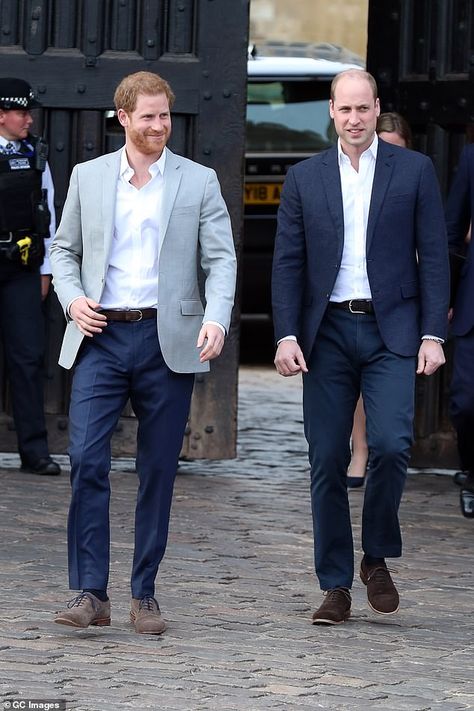 Beach Wedding Groom, Harry Outfits, Diana Williams, The Queen Of England, Men In Socks, Prins William, Prins Harry, Princess Katherine, Principe William