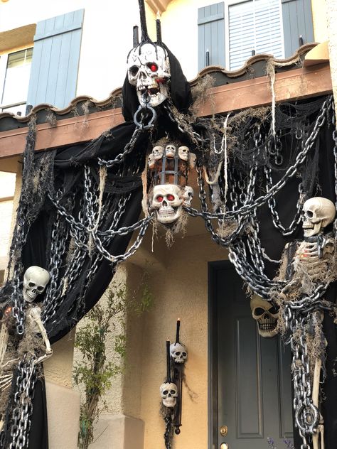 Halloween Decorations To Make, Scary Halloween Decorations Outdoor, Scary Halloween Decorations Diy, Halloween Decoration Ideas, Outdoor Halloween Decorations, Halloween Outside, Casa Halloween, Halloween Props Diy, Halloween Graveyard