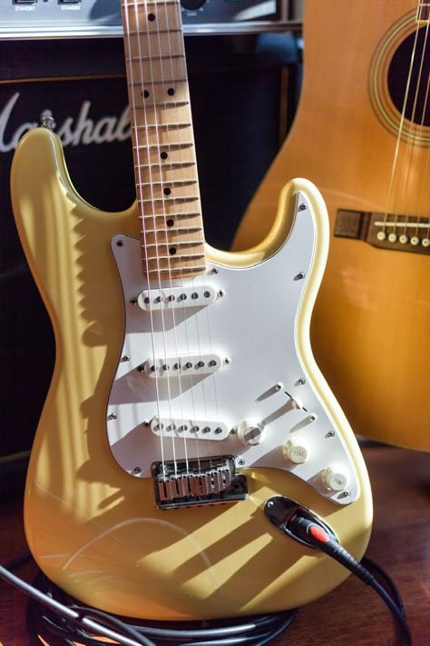 Gitar Vintage, Guitar Fender, Electric Guitar Design, Stratocaster Guitar, Guitar Obsession, Cool Electric Guitars, Beautiful Guitars, Music Aesthetic, Yellow Aesthetic