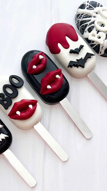 Gothic Cake Pops, Goth Treats, Spooky Cakes, Gender Reveal Cake Pops, Halloween Biscuits, Gothic Cake, Halloween Deserts, Spooky Cake, Halloween Gender Reveal