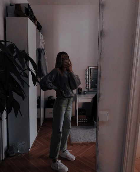 How To Take Mirror Pics Standing, Mirror Poses Standing, Female Portrait Poses, Spiegel Selfie, Photowall Ideas, Mirror Selfie Poses, Selfie Poses Instagram, Posing Tips, Stylish Photo Pose