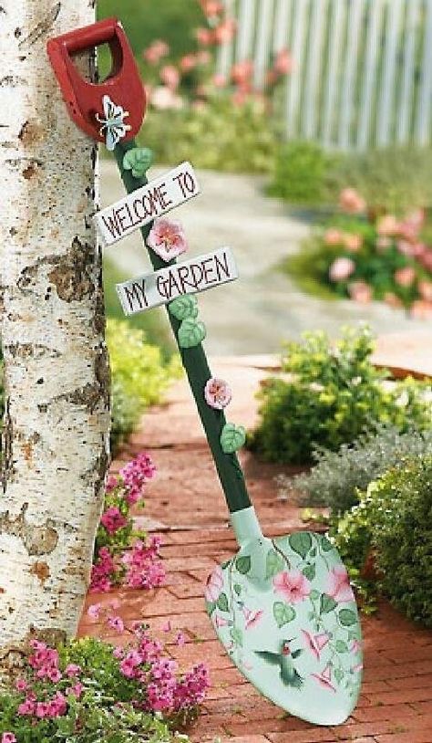 Painted Shovels Ideas, Painted Shovels, Jardin Style Shabby Chic, Welcome To My Garden, Shabby Chic Garden, Shabby Chic Pillows, Budget Garden, Shabby Chic Living, Deco Nature