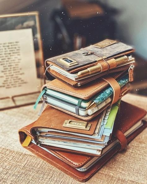 travelers notebook • Instagram Travelers Notebook Aesthetic, Travelers Notebook Passport, Notebook Aesthetic, Types Of Journals, Leather Journal Cover, Journal Travel, Notebook Art, Travellers Notebook, Notebook Ideas