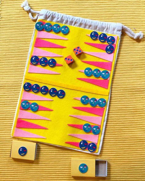 Turn a drawstring bag into a portable, lightweight travel backgammon set. DIY this cute gift with felt and shrinky dink pieces! Crochet Backgammon, Pocket Games Diy, Backgammon Board Diy, Board Game Crafts, Diy Game Board, Diy Backgammon, Board Game Diy, Diy Board Games, Diy Travel Games