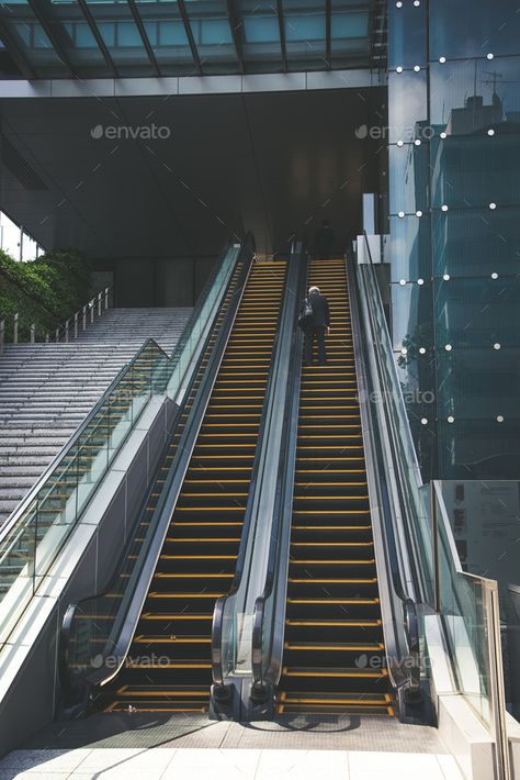 Airport Escalator, Mall Escalator, Architecture Reference, Electronic Store, Atrium Design, Galleria Mall, Atlanta Airport, Retro Photos, Grand Central Terminal