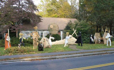 THIS IS A STAR WARS HALLOWEEN DISPLAY MADE ENTIRELY OF SCARECROWS, AND WE THINK WE’LL MISS IT MOST OF ALL Star Wars Halloween Decorations, Star Wars Cakes, Never Tell Me The Odds, Scarecrow Ideas, Halloween Lawn, Outside Christmas Decorations, Giant Star, Star Wars Decor, Luke 6