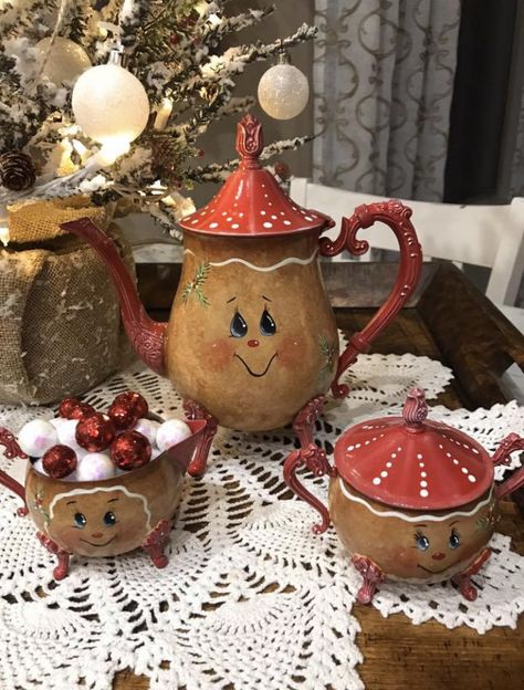 Painted Tea Pots Ideas, Gingerbread Teapot, Gingerbread Man Crafts, Teapot Crafts, Gingerbread Decor, Vintage Christmas Crafts, Painted Teapot, Gingerbread Crafts, Gingerbread Christmas Decor