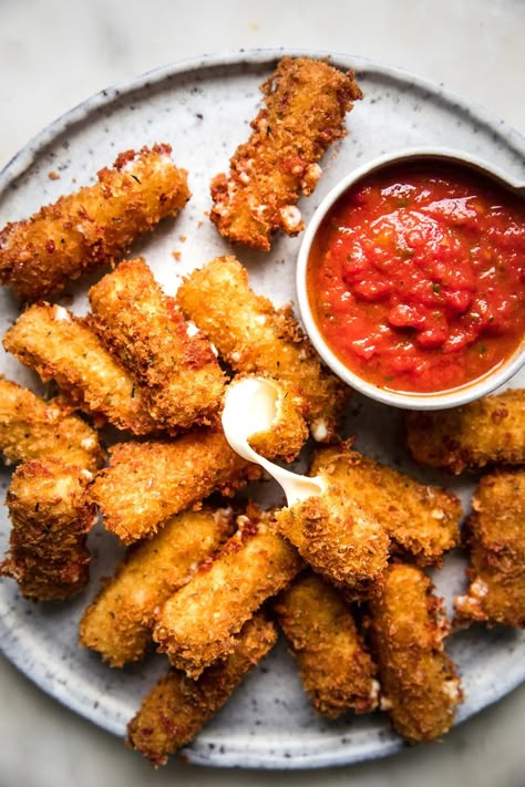 Crispy, gooey, melty, ultra-cheesy—the best mozzarella sticks are the ones you make at home! No special equipment or ingredients needed! Homemade Mozzarella Sticks, Mozzarella Sticks Recipe, Homemade Mozzarella, Cheesy Appetizer, Vegetarian Italian, Party Appetizers Easy, Best Appetizer, Homemade Marinara, Best Appetizer Recipes