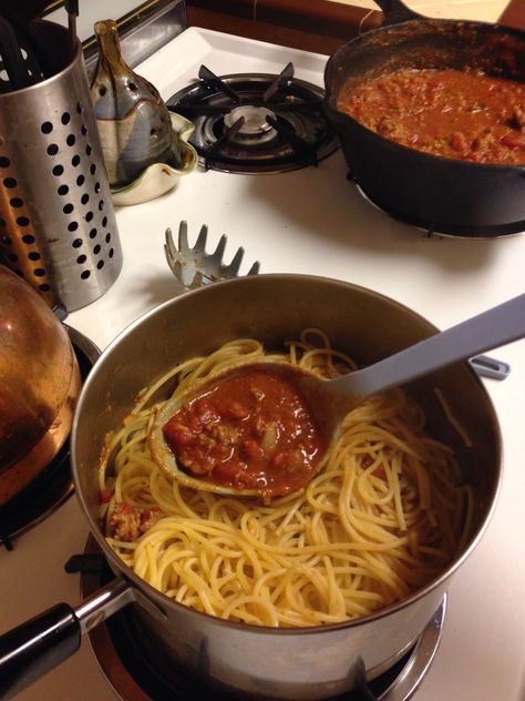 Put a scoop of spaghetti in the noodles to keep them from sticking together. Spaghetti Recipes Aesthetic, Spaghetti Aesthetic, American Spaghetti, Cooking Spaghetti, I'm Sensitive, How To Make Spaghetti, Making Dinner, Homemade Spaghetti, Gratitude List