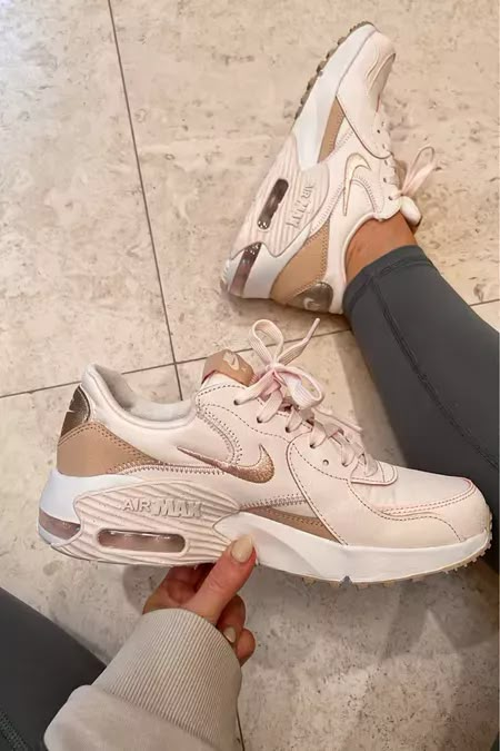 Nike Sneakers Women Outfit Casual, Nike Trendy Shoes, Air Max Excee Outfits, Nike Air Max Excee Outfits, Trendy Nike Shoes, Air Max Outfit, Trendy Shoes For Women, Beige Outfits, Nude Sneakers