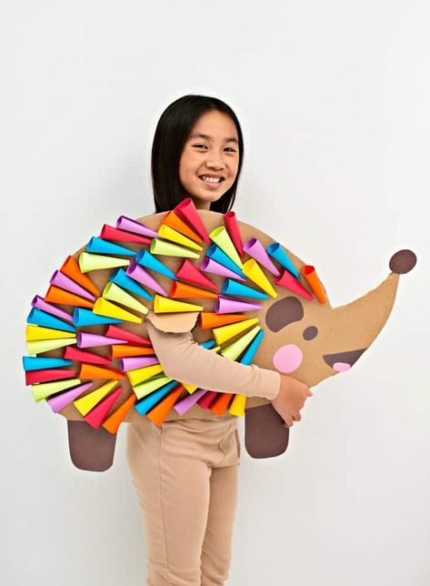 DIY CARDBOARD RAINBOW HEDGEHOG COSTUME FOR KIDS Woodland Animal Costumes, Cardboard Rainbow, Animal Costumes Diy, Hedgehog Costume, Owl Halloween Costumes, Animal Costumes For Kids, Diy Fantasia, Cardboard Costume, Handmade Halloween Costumes