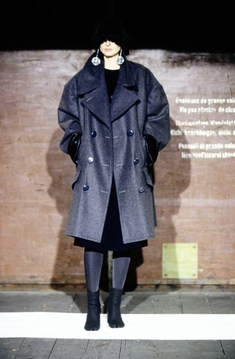 See the complete Maison Margiela Fall 2000 Ready-to-Wear collection. Margiela Archive, Trend Coat, Outrageous Fashion, Halfway House, Prep Style, Big Shoulders, Metal Magazine, Style Inspiration Winter, Martin Margiela