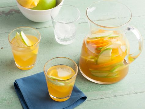 Get this all-star, easy-to-follow Passion Fruit Sangria recipe from Bobby Flay Passionfruit Sangria, Tropical Punch Recipe, Storing Strawberries, How To Store Strawberries, Cake Aux Olives, Fruit Sangria, Ice Recipe, Peach Sangria, White Sangria