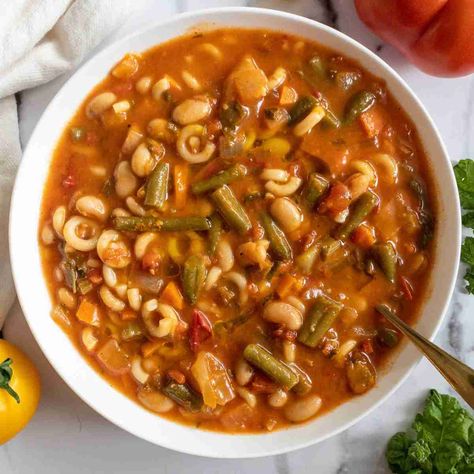 Minestrone Soup with Fresh Tomatoes and Fresh Herbs Best Vegetarian Lasagna, Canellini Beans, Minestrone Soup Recipe, Garden Tomatoes, Comforting Soup, Chowder Soup, Vegetarian Lasagna, Easy Zucchini, Minestrone Soup