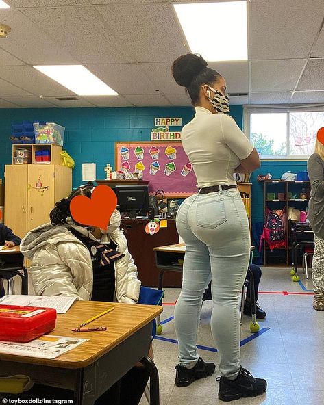 This Pennsauken, New Jersey teacher has weathered brutal online criticism for taking photos of herself in tight outfits in the classroom Black Leggings Outfit, Booties Outfit, Jersey Outfit, Teacher Outfit, Thrift Fashion, Tights Outfit, Look At You, Retro Dress, Outfits With Leggings