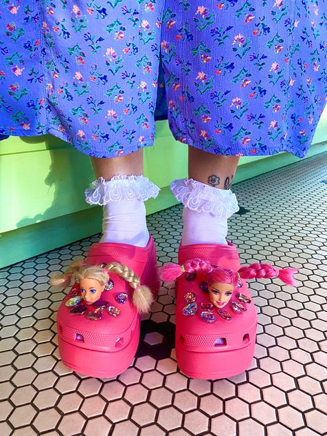 Funny Crocs Shoes, Funny Croc Jibbitz, Crocs Jibbitz Aesthetic, Crocs Fashion Street Styles, Shoe Upcycle, Crocs Bedazzled, Jibbitz Crocs Ideas, Barbie Crocs, Croc Jibbitz Ideas