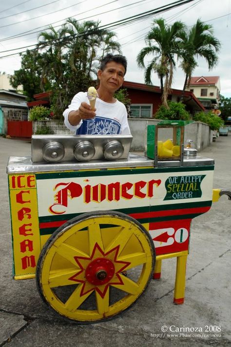 A Mamang sorbetero [An ice cream man]. Filipino Street Food, Street Work, Ice Cream Man, Filipino Art, Ice Cream Cart, Ice Cream Brands, Vintage Ice Cream, Street Vendor, Art Parody