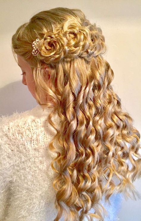 Imgur: The magic of the Internet Medici Hairstyles, 1500s Hairstyles, Midevil Hair Styles, Regency Era Hair, Victorian Hair Styles, Antique Hairstyles, Take Care Of Wavy Hair, Fairytale Hairstyles, Rococo Hair