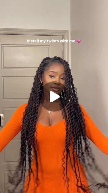 Anne-Audrey on Instagram: "Do my hair with me for the AFCON final weekend 🥰 Btw orange is a winning color 😌🫶🏽🇨🇮 . . . . . . #islandtwists #senegalesetwists #passiontwists #twisthairstyles #quickhairstyles #jumbotwists #hairtutorial #easyhairstyles #protectivehairstyles" Two Tone Senegalese Twist, Ginger Sengelese Twist, Side Part Passion Twist, Sengelese Twist Knotless, Extension Twists Hairstyles, Medium Twists With Extensions, Twists Black Women Hairstyles, Marly Twist Long, Boho Spring Twist