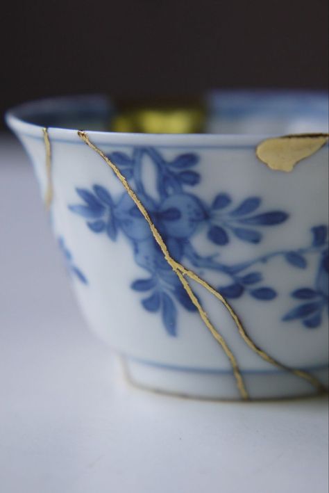 What a wabi-sabi Kintsugi Tea Cup, Kintsugi Photography, Kintsugi Painting, Kintsugi Aesthetic, Kintsugi Tattoo, Kintsugi Pottery, Japanese Diy, Japanese Kintsugi, Kintsugi Art