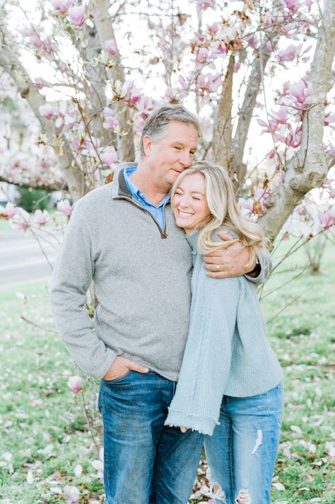 Poses With Father And Daughter, Father Daughter Senior Pictures, Father Daughter Family Photos, Dad And Older Daughter Photo Ideas, Daughter And Father Photography, Father Teenage Daughter Photos, Father Daughter Photo Poses, Adult Brother And Sister Photo Ideas, Father Daughter Photography Older