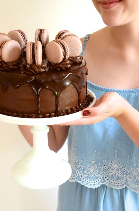 Cake With Macaroons, Macaron Decoration, Chocolate Cake With Ganache, Friday Recipes, Macaroon Cake, Ultimate Chocolate Cake, Chocolate Macaroons, Chocolate Cream Cheese Frosting, Chocolate Ganache Cake