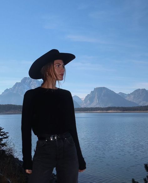 @laurenireland spotted in Wyoming wearing 'the Ridge - Black' ⛰️🤍 Black Felt Hat Outfit, Black Cowgirl Hat Outfit, Cowgirl Hat Outfits, Jackson Hole Wyoming Winter Outfits, Modern Cowgirl Aesthetic, Black Cowboy Outfit, Black Cowgirl Outfits, Wyoming Outfit, Cowboy Hat Outfit Woman