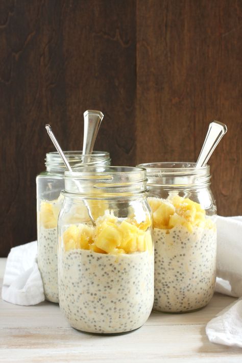 These overnight oats take 10 minutes to prepare, can be made for the entire week ahead, and transport you to a tropical island. Chia Overnight, Chia Overnight Oats, Oat Recipes Healthy, Overnight Oats Recipe Healthy, Overnight Oat, Healthy Food Blogs, Overnight Oats Recipe, Gifts For Coffee Lovers, Oatmeal Recipes