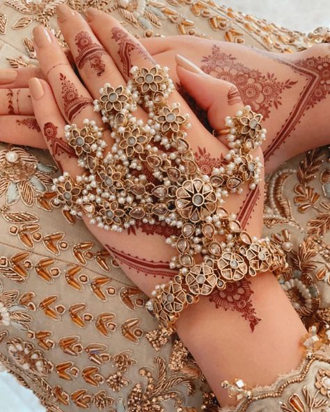 JewelsnGems by Fozia Ashraaf on Instagram: “Neelum Panja ... the amount of girls wanting this incredibly regal and luxurious designed hathphool is off the scale ... keep sharing for…” Rajputi Jewellery, Bridal Jewellery Inspiration, Wedding Jewelry Sets Bridal Jewellery, Pakistani Bridal Jewelry, Bridal Jewelery, Indian Bridal Jewelry Sets, Art Jewelry Design, Bridal Jewellery Design, Antique Jewellery Designs